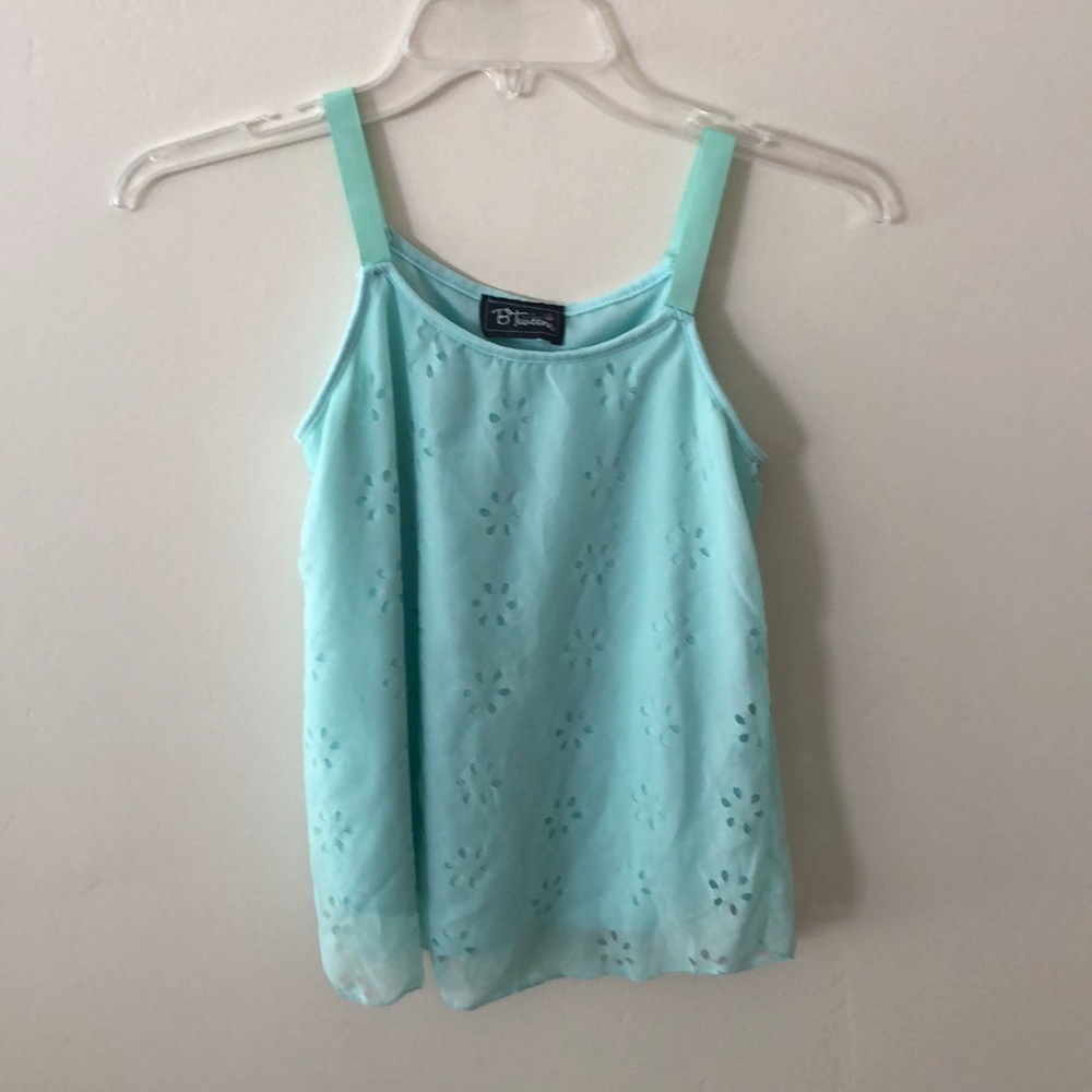 Girls’s sleeveless top.